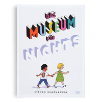 Cover des Buches Das Museum für Nichts von Steven Guarnaccia. Der Titel in bunten 3D-Blockbuchstaben steht über einer Illustration von zwei Kindern, einem Jungen und einem Mädchen, die händchenhaltend gehen.