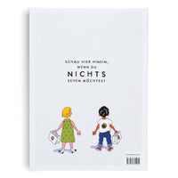 Die Rückseite eines Buches auf weißem Hintergrund. Oben steht der Text SCHAU HIER HINEIN, WENN DU NICHTS SEHEN MÖCHTEST. Darunter eine Illustration von zwei Kindern, die von hinten zu sehen sind: ein Mädchen mit blonden Haaren im grünen Kleid und ein Junge mit dunklen Locken im weißen T-Shirt. Beide tragen Einkaufstüten.