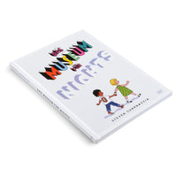 Das Buch Das Museum für Nichts von Steven Guarnaccia liegt schräg auf einer weißen Oberfläche. Auf dem weißen Cover steht der Titel in bunten 3D-Buchstaben über einer Zeichnung von zwei Kindern, die Händchen haltend laufen.