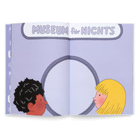 Eine Doppelseite in einem aufgeschlagenen Buch im Comic-Stil. Oben steht der Schriftzug MUSEUM für NICHTS. Unten stehen sich zwei Kinder gegenüber: links ein Kind mit dunkler Haut und schwarzen Locken, rechts ein Kind mit heller Haut und blonden Haaren. Beide blicken in einen großen, leeren, runden Rahmen in der Mitte.