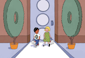 Eine Illustration von einem Jungen und einem Mädchen, die mit Einkaufstüten aus einer blauen Tür mit zwei runden Fenstern treten. Sie gehen auf einem Weg, der von zwei ringförmig geschnittenen Bäumen in orangefarbenen Töpfen gesäumt ist.