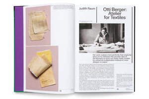 Aufgeschlagene Doppelseite eines Buches über die Bauhaus-Künstlerin Otti Berger. Die linke Seite zeigt gewebte Stoffproben in Creme und Gelb. Die rechte Seite zeigt ein Schwarz-Weiß-Porträt von Otti Berger an ihrem Schreibtisch und Text über sie.