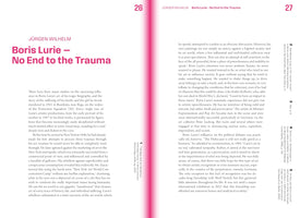 Eine Doppelseite aus einer Publikation, Seiten 26 und 27. Links steht der Titel Boris Lurie – No End to the Trauma von Jürgen Wilhelm in pinker Schrift. Der englische Text des Artikels erstreckt sich über beide Seiten und wird in der Mitte von einem leuchtend pinken Streifen geteilt. Rechts am Rand befinden sich die Fußnoten.