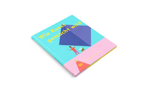 Das Kinderbuch Wie Kunst gemacht wird liegt schräg auf einem weißen Hintergrund. Das bunte Hardcover zeigt den gelben Titel über einer großen, blauen geometrischen Figur, einer kleinen Person und einer Biene auf hellblauem und rosa Hintergrund.