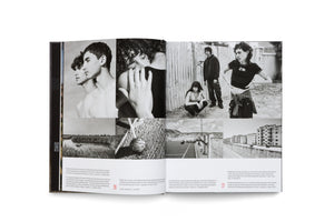 Eine Doppelseite in einem aufgeschlagenen Buch zeigt eine Collage aus Schwarz-Weiß-Fotografien. Abgebildet sind intime Porträts junger Menschen, eine Gruppe Jugendlicher vor einem Wellblechzaun, ein Mann bei einer akrobatischen Übung sowie Landschaften und städtische Wohnblöcke. Unter den Fotos stehen deutsche Bildunterschriften.