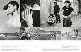 Doppelseite eines Magazins mit einer Collage aus sieben Schwarz-Weiß-Fotos, die das Leben junger Menschen in Tunesien zeigen. Zu sehen sind Porträts, eine Umarmung, eine Gruppe Jugendlicher vor einem Wellblechzaun, ein Parkour-Sprung auf einem Sportplatz, eine Industrielandschaft, ein Wohnblock und ein von Ameisen bedeckter Lutscher.