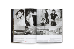 Aufgeschlagenes Buch zeigt eine Doppelseite mit einer Collage aus Schwarz-Weiß-Fotografien. Die Bilder zeigen Porträts junger Leute, eine intime Umarmung, eine Gruppe vor einem Wellblechzaun, einen Mann beim Parkour, einen Wohnblock, eine Flusslandschaft und einen von Ameisen bedeckten Lutscher.