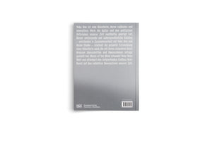 Rückseite eines grauen Buches über Yoko Ono. Der deutsche Klappentext ist in weißer Schrift gedruckt. Unten befinden sich die Logos von Hatje Cantz und der Kunstsammlung Nordrhein-Westfalen sowie ein Barcode.