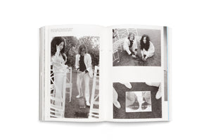 Ein aufgeschlagenes Buch mit Schwarz-Weiß-Fotografien von Yoko Ono und John Lennon während ihres Acorn Events 1968. Die Bilder auf den Seiten 176 und 177 zeigen das Paar in weißen Anzügen auf einer Wiese, wie sie mit einem Spaten ein Loch graben und Eicheln pflanzen. Eine Nahaufnahme zeigt eine Gedenktafel auf dem Rasen.