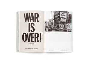 Ein aufgeschlagenes Buch zeigt auf der linken Seite das Plakat WAR IS OVER! IF YOU WANT IT von John & Yoko. Rechts ist eine Schwarz-Weiß-Fotografie einer belebten Stadtstraße, auf der dasselbe Plakat an einer großen Werbetafel an einem Gebäude zu sehen ist.