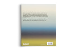 Die Rückseite eines Buches über Caspar David Friedrich. Auf einem Hintergrund mit einem Farbverlauf von hellem Beige über Blau zu dunklem Grün ist ein deutscher Beschreibungstext zu lesen. Unten sind das Logo der Hamburger Kunsthalle, die Website des Hatje Cantz Verlags und ein Barcode mit ISBN zu sehen.