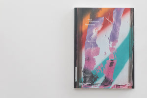 Ein Kunstbuch mit dem Titel Remnants von Paul Hutchinson liegt auf einer weißen Oberfläche. Das Cover zeigt ein abstraktes, farbenfrohes Kunstwerk mit Sprühfarben in Orange, Lila, Pink und Türkis. Unten stehen die Texte Selected Works 2019-2024 und der Verlag Hatje Cantz.
