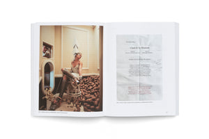 Eine Doppelseite in einem aufgeschlagenen Buch. Links ein Foto aus Matthew Barneys CREMASTER 3, das eine Frau mit Beinschienen in einem Raum mit einem großen Haufen Kartoffeln zeigt. Rechts ist ein Blatt mit dem Liedtext zu Climb Ev'ry Mountain zu sehen, ein Werk von Robert Gober.