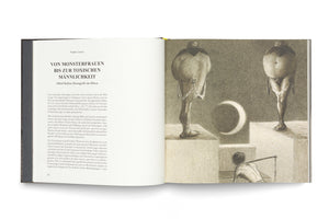 Ein aufgeschlagenes Kunstbuch zeigt auf der linken Seite deutschen Text über Alfred Kubin und auf der rechten eine seiner surrealistischen Zeichnungen. Die Illustration zeigt zwei monströse, übergroße Figuren auf Podesten. Im Vordergrund sitzt eine kleinere Gestalt, die eine der Figuren mit einer langen Stange zu steuern scheint. Im Hintergrund ist eine Mondsichel zu sehen.