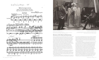 Doppelseite eines Buches über den Film Metropolis. Auf der linken Seite befindet sich die Partitur der Filmmusik von Gottfried Huppertz. Die rechte Seite zeigt ein Schwarz-Weiß-Foto von den Dreharbeiten und Text, der die Musik und die Restaurierung des Films behandelt.