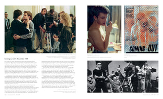 Eine Doppelseite aus einem Buch über den deutschen Film, gewidmet dem DDR-Film Coming Out von 1989. Die Seite zeigt vier Bilder: eine Szene von den Dreharbeiten mit zwei sich umarmenden Männern und der Crew, ein Porträt eines rauchenden, oberkörperfreien Mannes, das Filmplakat und ein Schwarz-Weiß-Foto der Filmcrew am Set, umgeben von deutschem Text.
