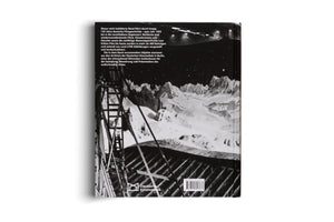 Rückseite eines Buches über die deutsche Filmgeschichte. Das schwarz-weiße Coverfoto zeigt den Blick hinter die Kulissen eines Filmsets: Im Vordergrund steht ein Holzgerüst, dahinter eine künstliche, schneebedeckte Gebirgslandschaft vor einem Sternenhimmel. Oben links ist der Klappentext abgedruckt, unten befinden sich das Logo der Deutschen Kinemathek und ein Barcode.