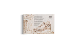 Buchrückseite mit Skizzen im Sepia-Stil. Links ist ein antiker römischer Triumphbogen abgebildet und rechts eine detaillierte Zeichnung einer römischen Sandale. Dazwischen steht ein deutscher Text mit einem Barcode.