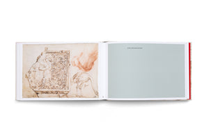 Ein aufgeschlagenes Buch auf einer weißen Oberfläche. Die linke Seite zeigt Skizzen im Renaissance-Stil von Ornamenten, einem Vogelstrauß und einem menschlichen Fuß. Die rechte Seite ist einfarbig blassgrün mit dem Text [ZWEI FEHLENDE SEITEN] in der Mitte.