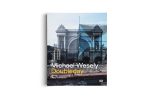 Ein Foto des Buches Michael Wesely Doubleday. Das Cover zeigt eine Doppelbelichtung eines historischen Gebäudes in Berlin, das verschiedene Zeitepochen überlagert. Darunter steht der Untertitel Berlin 1860 bis heute.