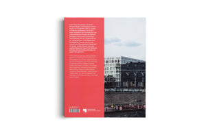 Die Rückseite eines Kunstbuches auf weißem Grund. Links ist ein roter Balken mit zweisprachigem Text, ISBN und Logos. Rechts zeigt das Coverfoto eine architektonische Überlagerung: ein modernes, weißes Gebäude verschmilzt mit einer dunklen, historischen Fassade mit Rundbögen. Im Vordergrund sind eine Kaimauer und ein Lastkahn mit Fässern auf einem Kanal zu sehen.