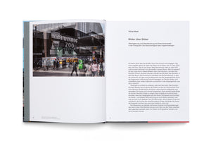 Ein aufgeschlagenes Buch zeigt auf der linken Seite eine Fotografie, die eine historische und eine moderne Ansicht des Bahnhofs Zoo in Berlin überlagert. Menschen und Gebäude aus verschiedenen Epochen sind durchscheinend und vermischen sich. Die rechte Seite enthält einen deutschen Text mit der Überschrift Bilder über Bilder.