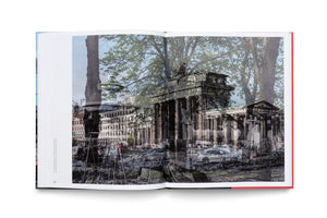 Ein aufgeschlagenes Fotobuch liegt auf einer weißen Fläche. Die Seiten zeigen eine Fotocollage, in der sich ein historisches Bild des Brandenburger Tors mit einer modernen Stadtansicht mit grünen Bäumen und Gebäuden überlagert.