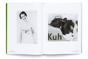 Eine Doppelseite in einem aufgeschlagenen Kunstbuch. Links ein unscharfes, schwarz-weißes Gemälde einer lächelnden Frau. Rechts ein schwarz-weißes Gemälde des Kopfes einer Kuh im Profil, darunter steht in großen schwarzen Buchstaben das Wort Kuh.