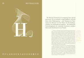 Eine Buchseite mit zweispaltigem Layout. Die linke Spalte ist khakigrün mit dem Titel HERBARIEN und einem großen Buchstaben H, der von abstrakter Linienkunst umgeben ist. Die rechte, cremefarbene Spalte enthält deutschen Text zum Thema Herbarien.