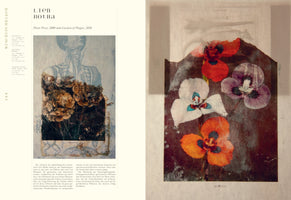 Künstlerische Doppelseite aus einem Katalog. Links eine Collage aus einer anatomischen Illustration eines menschlichen Oberkörpers und einem Foto von verwelkten, bräunlichen Nelken. Rechts eine Collage mit farbenfrohen gepressten Blüten – rot, weiß, lila und orange – auf einem dunklen, gealterten Hintergrund.