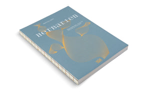 Das Buch Herbarien von Domitilla Dardi liegt schräg auf einer weißen Oberfläche. Der blau-graue Umschlag ist mit goldfarbenen Linien illustriert, die stilisierte Pflanzenformen bilden. Am linken Rand ist die offene Fadenheftung des Buchrückens zu sehen.