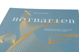 Das blaugrüne Cover des Buches Herbarien von Domitilla Dardi, illustriert mit einer großen, stilisierten Pflanze aus feinen, goldglänzenden Linien, die sich über den weißen Titel legen.