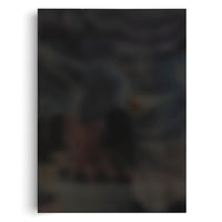 Ein stark verschwommenes, dunkles Bild im Hochformat, auf dem keine klaren Formen oder Motive zu erkennen sind.