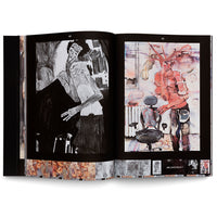 Ein aufgeschlagenes Kunstbuch mit schwarzen Seiten, das zwei expressionistische Kunstwerke zeigt. Links eine Schwarz-Weiß-Zeichnung einer hageren, gequälten Figur und rechts ein farbiges Gemälde einer roten Gestalt mit Geweih, die neben einem Bürostuhl steht. Am unteren Rand der Seiten befindet sich eine Leiste mit kleineren Vorschaubildern.