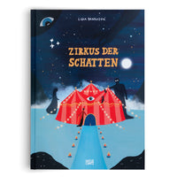 Ein Buchcover mit dem Titel Zirkus der Schatten von Lidia Branković. Die Illustration zeigt ein rot-weiß gestreiftes Zirkuszelt bei Nacht. Über dem Eingang befindet sich ein großes, wachsames Auge. Unheimliche, große Schattenfiguren umgeben das Zelt unter einem sternenklaren Himmel mit Vollmond. Ein blauer Weg, gesäumt von kleinen Flammen, führt direkt in das mysteriöse Zelt.
