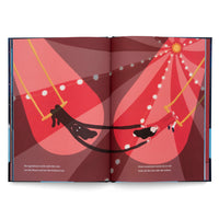 Aufgeschlagenes Buch, das eine Zirkusszene zeigt. Ein großer schwarzer Schatten und eine Person in Rot schwingen auf Trapezen unter Scheinwerferlicht aufeinander zu und halten sich an den Händen.