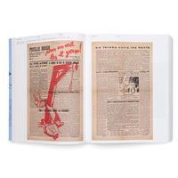 Ein aufgeschlagenes Buch zeigt zwei Seiten mit Reproduktionen von vergilbten, antifaschistischen französischen Zeitungen. Die linke Seite, Feuille Rouge, hat eine rote Grafik eines Galgens und gebrochener Ketten. Die rechte Seite zeigt die Zeitung La torche entre les dents mit Text und einem kleinen Foto.