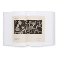Eine Doppelseite in einem aufgeschlagenen Buch mit einer Schwarz-Weiß-Reproduktion von Picassos Gemälde Guernica, darunter Text in lateinischer und arabischer Schrift.