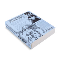 Ein hellblaues Buch mit dem Titel Surrealism and Anti-fascism Anthology, fotografiert auf einer weißen Fläche. Der Umschlag zeigt eine Collage aus einer surrealistischen Zeichnung einer vogelähnlichen Figur, einem Schwarz-Weiß-Foto und Textauszügen.
