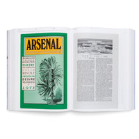 Ein aufgeschlagenes Buch, das auf der linken Seite die Titelseite von Arsenal: Surrealist Subversion mit einer surrealistischen Illustration zeigt. Auf der rechten Seite befindet sich eine Textseite mit einem kleinen Schwarz-Weiß-Foto einer arktischen Landschaft.