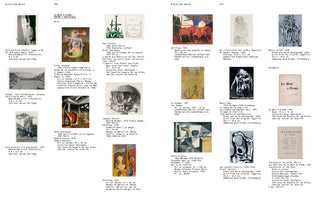 Zwei Seiten aus einem Ausstellungskatalog mit dem Titel LA MAIN À PLUME: POETRY + RESISTANCE. Die Seiten zeigen ein Raster verschiedener surrealistischer und abstrakter Kunstwerke, darunter Gemälde, Zeichnungen und Fotografien von Künstlern wie Victor Brauner, Óscar Domínguez und Pablo Picasso. Jedes Bild wird von einer Bildunterschrift mit Details zum Werk begleitet.