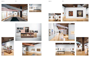 Eine Collage aus neun Fotos, die verschiedene Ansichten einer Kunstausstellung in einer Galerie zeigen. Die Bilder sind auf einer Doppelseite angeordnet und präsentieren Räume mit weißen Wänden und Holzböden, an denen Gemälde, Fotografien und Dokumente hängen. In den Räumen stehen auch Bänke, Tische und Vitrinen mit weiteren Exponaten.
