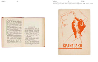 Links ein aufgeschlagenes Buch mit rotem Einband und englischem Text. Rechts das Cover einer Broschüre mit dem Titel Španělsku. Eine orangefarbene Zeichnung zeigt zwei Hände, die einen Füllfederhalter halten, darüber der spanische Text Poesia y critica al servicio de la causa popular.