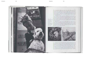 Ein aufgeschlagenes Buch mit einer Schwarz-Weiß-Fotografie auf der linken Seite. Sie zeigt eine Frau mit Turban, die einen weißen Pudel im Arm hält, vor Straßenschildern. Die rechte Seite enthält Text und zwei kleinere Bilder.