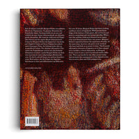 Buchrückseite mit der Nahaufnahme eines farbenprächtigen, gewebten Wandteppichs in Rot- und Orangetönen. Darüber liegt ein zweispaltiger Text in Deutsch und Englisch über das Werk der Künstlerin Margret Eicher. Unten links befinden sich ein Barcode und die ISBN-Nummer.