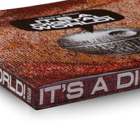 Eine Nahaufnahme der Ecke des Buches It's a Digital World vom Verlag Hatje Cantz. Der Einband hat eine grobe, rot-orange Textur. Der Titel steht in weißen Buchstaben auf dem Cover in einer schwarzen Sprechblase und ist auch auf dem Buchrücken zu sehen.