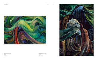 Eine Doppelseite aus einem Kunstbuch zeigt zwei Gemälde von Emily Carr. Links das Bild Abstrakte Baumformen mit dynamischen, wirbelnden Formen in Grün und Blau. Rechts das Bild Wald, British Columbia mit einer düsteren Szene aus massiven, geschwungenen Bäumen.