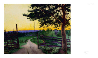 Gemälde von Harald Sohlberg, das eine ländliche Landschaft in der Abenddämmerung zeigt. Im Vordergrund rechts steht eine große Kiefer neben einem Holzzaun. Eine unbefestigte Straße führt durch ein offenes Tor in die von grünen Hügeln und Wäldern geprägte Szene. Der Himmel leuchtet in Gelb- und Orangetönen über fernen, violetten Bergen.
