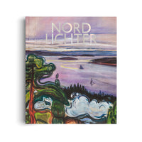 Ein Buch mit dem Titel Nordlichter in silbernen Buchstaben auf dem Cover. Das Coverbild ist ein expressionistisches Gemälde einer nordischen Fjordlandschaft bei Dämmerung, mit stilisierten grünen Bäumen im Vordergrund und Segelbooten auf dem violetten Wasser.