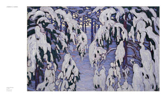 Das Gemälde Snow Fantasy von Lawren S. Harris zeigt eine stilisierte Winterlandschaft. Ein Pfad führt in einen dichten Wald, dessen Nadelbäume unter dicken, schweren Schneemassen fast verschwinden. Die Szene ist in kräftigen Blau-, Violett- und Weißtönen mit dicken, sichtbaren Pinselstrichen gemalt und erzeugt eine kalte, ruhige und fast magische Atmosphäre.